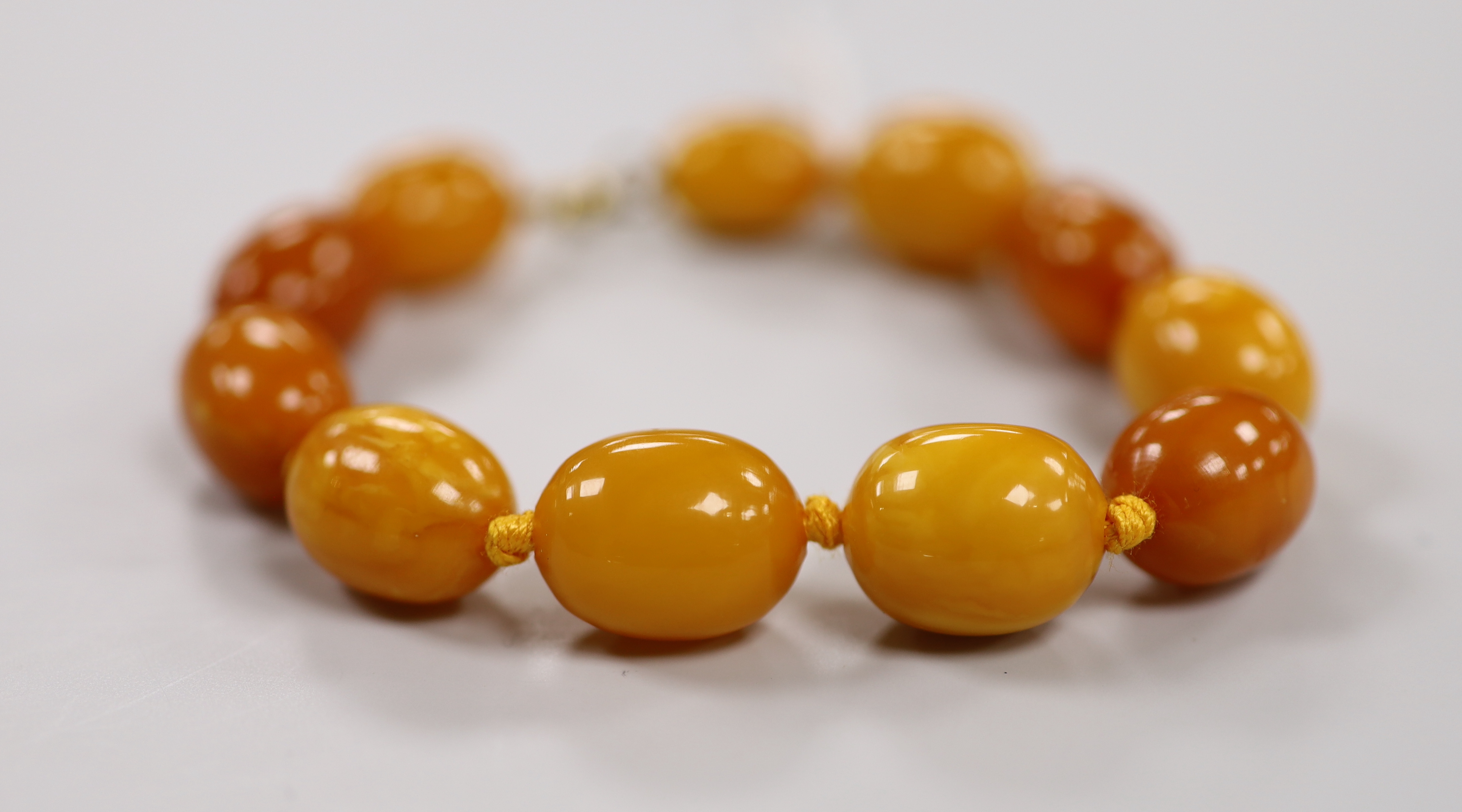 A single strand amber bracelet, 19cm.